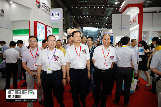 1464089998462077935.jpg 協會領導參觀展會.jpg