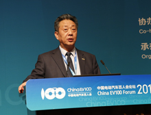 中國汽車工業協會常務副會長、充電聯盟理事長董揚主持下半場會議