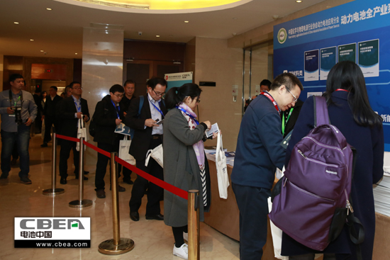 圖為參會(huì)嘉賓正在排隊(duì)領(lǐng)取動(dòng)力電池應(yīng)用分會(huì)提供的行業(yè)研究報(bào)告 圖為參會(huì)嘉賓正在排隊(duì)領(lǐng)取動(dòng)力電池應(yīng)用分會(huì)提供的行業(yè)研究報(bào)告