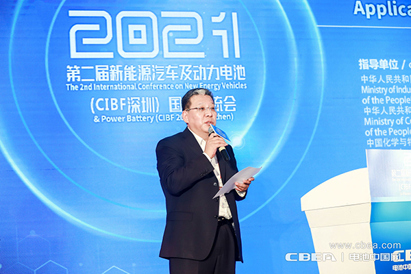 圖為風(fēng)帆有限責(zé)任公司董事長(zhǎng)李勇主持“高能量密度軟包電池應(yīng)用前景”主題論壇