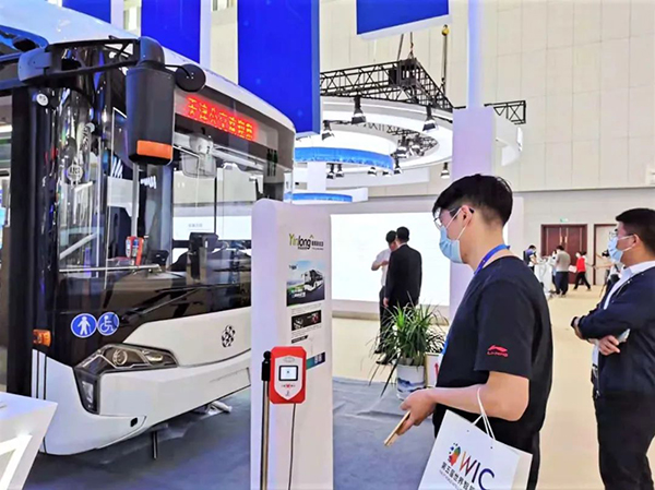 亮相世界智能大會 銀隆氫燃料公交展演“智造”力量