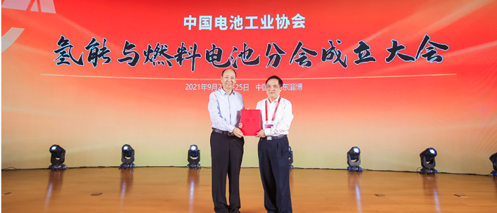 中國(guó)電池工業(yè)協(xié)會(huì)劉寶生理事長(zhǎng)為分會(huì)專(zhuān)家代表頒發(fā)聘書(shū)