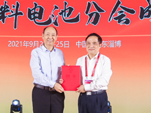 中國(guó)電池工業(yè)協(xié)會(huì)劉寶生理事長(zhǎng)為分會(huì)專(zhuān)家代表頒發(fā)聘書(shū)