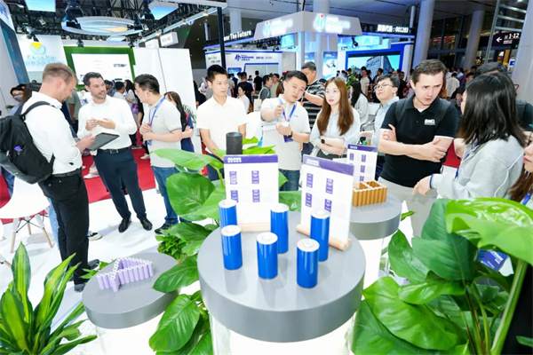 「極耳無界 能量登峰」發(fā)布會圓滿落幕：睿恩21700-6Ah電池全球首發(fā)，攜手蔡司共繪質量新篇章