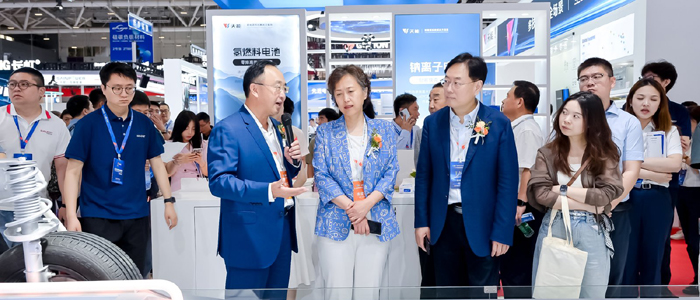 圖為電源行業(yè)協(xié)會領(lǐng)導(dǎo)和協(xié)會理事會部分成員代表參觀CIBF2025