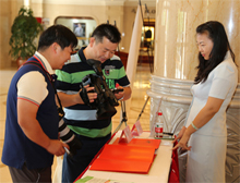 工作人員正在拍攝嘉賓簽到簿