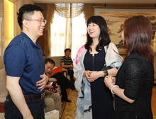 參加上線發布會的嘉賓在休息室交談