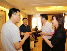 參加上線發布會的嘉賓在休息室交談