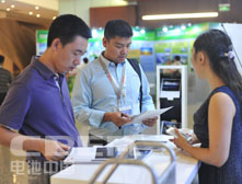 儲(chǔ)能國(guó)際峰會(huì) 嘉賓參觀展區(qū)